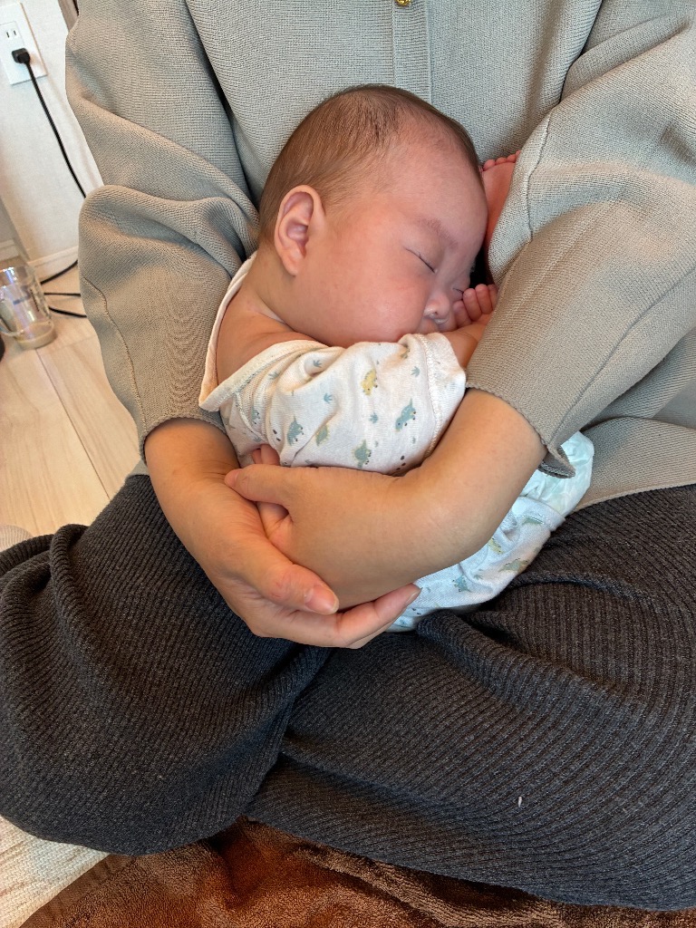 「自然と丸まるように導く」抱っこ